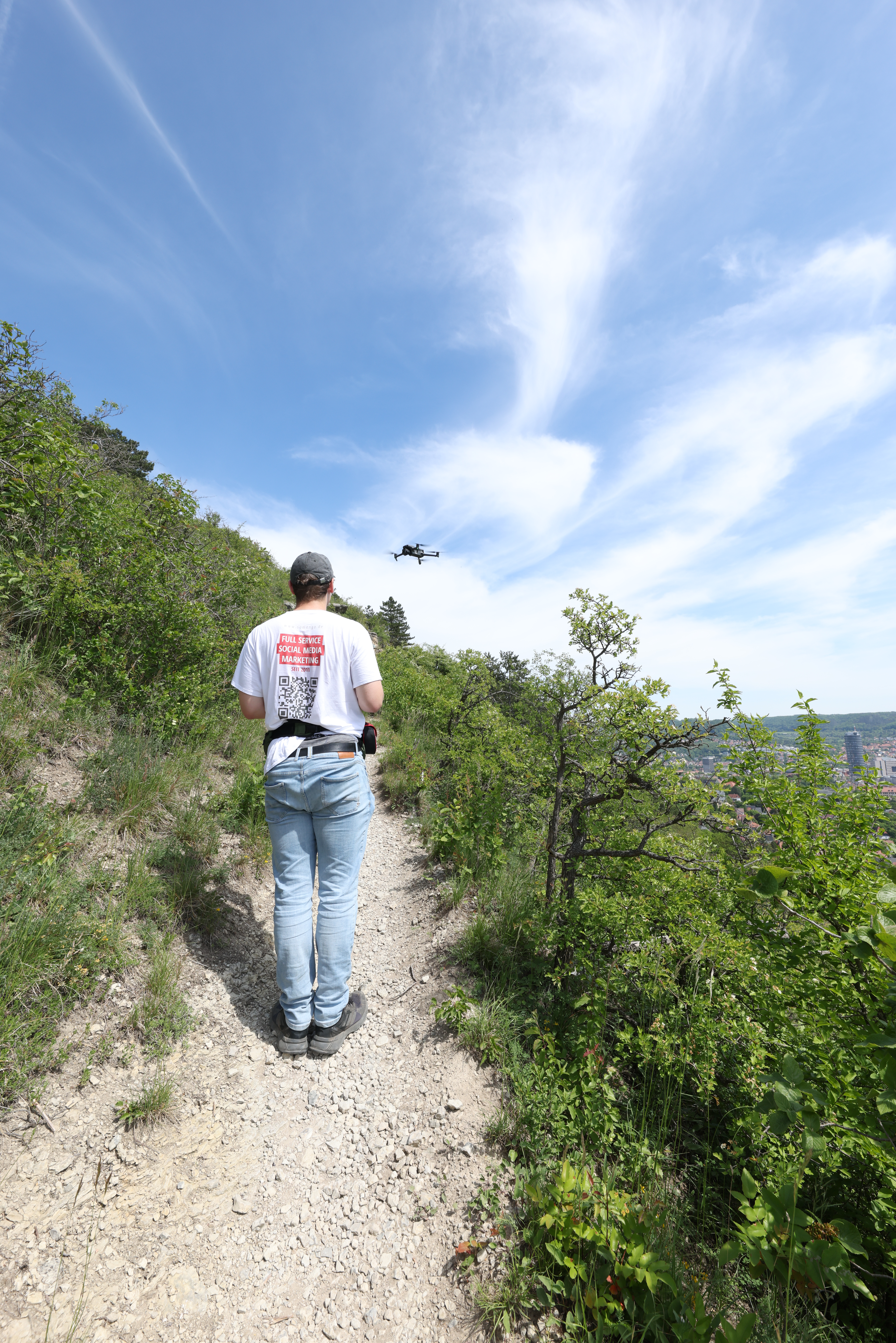 Leon fliegt mit der Drohne über Jena