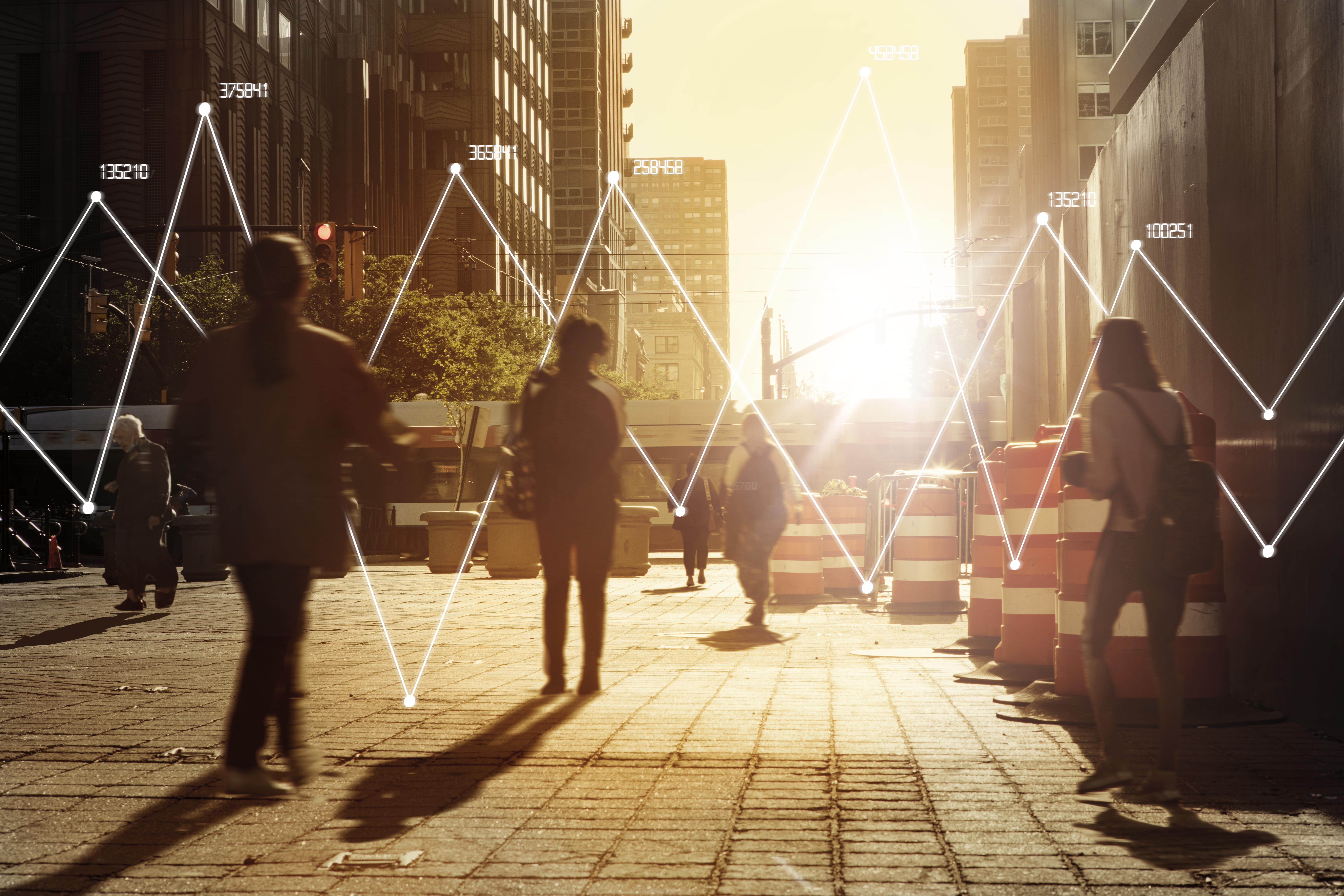Menschen auf einer Straße sind mit Datenpunkten verbunden um Social Media Performance Reporting zu verbildlichen