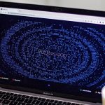 Geöffneter Laptop, auf dessen Bildschirm Midjourney geschrieben steht