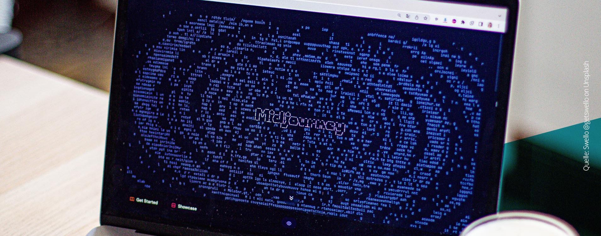 Geöffneter Laptop, auf dessen Bildschirm Midjourney geschrieben steht