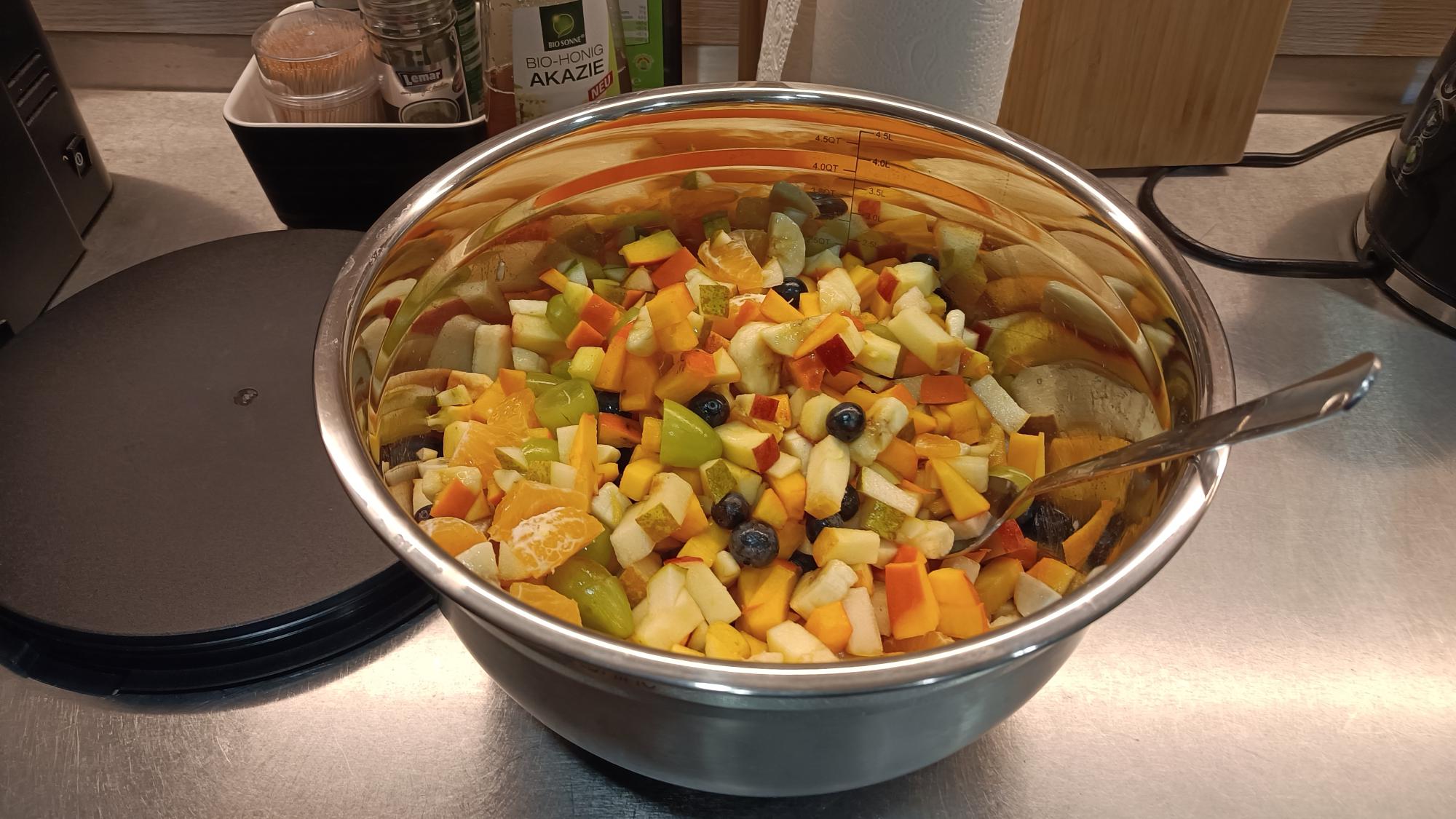 Eine silberne Schüssel mit Obstsalat