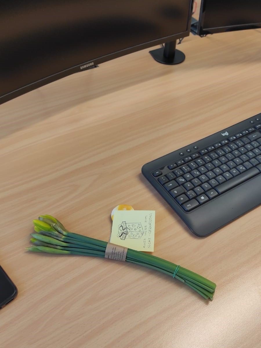 Strauß Tulpen auf einem Schreibtisch