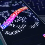 Handy mit Meta Threads Logo auf dem Bildschirm