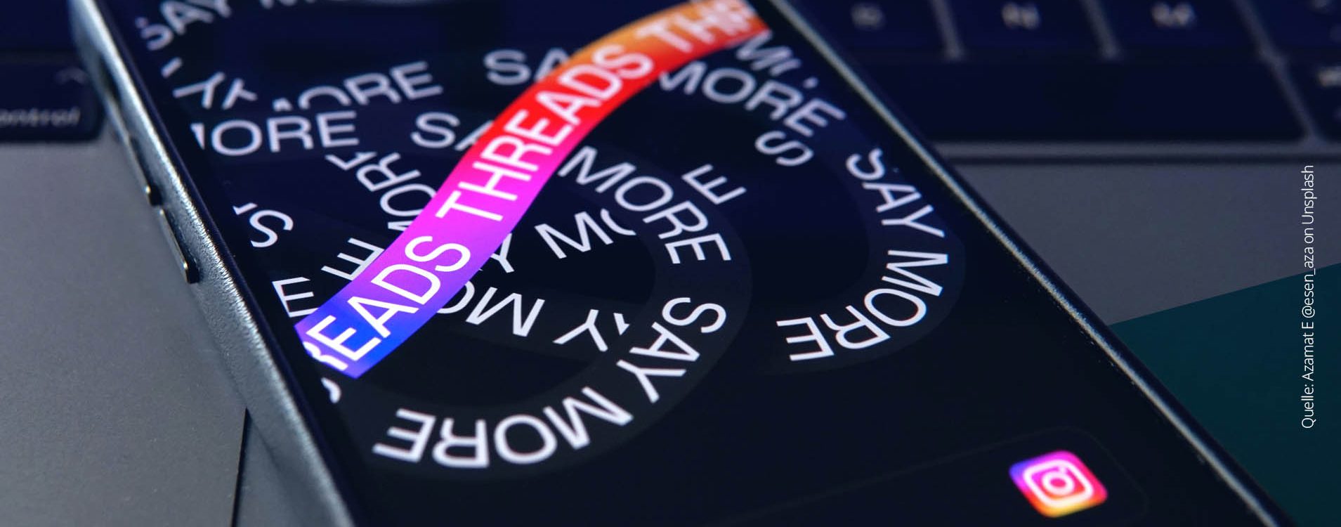 Handy mit Meta Threads Logo auf dem Bildschirm