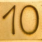 Große 10 auf gelbem Hintergrund