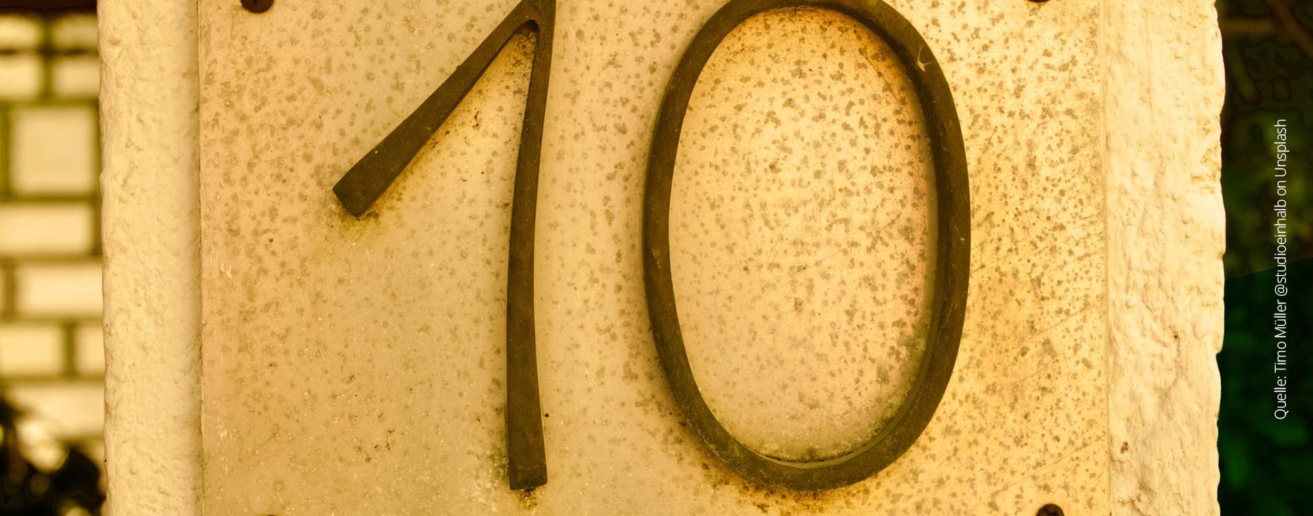 Große 10 auf gelbem Hintergrund