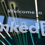 Glasscheibe mit Schriftzug "Welcome to LinkedIn"