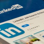 Handy mit geöffnetem App-Store, der die App LinkedIn anzeigt