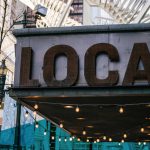 Großes Schild, auf dem das Wort "Local" geschrieben steht