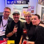 Vier Personen aus dem Team Somengo und Diemar Jung Zapfe mit dem Comprix Gold Award für kreative Healthcare-Kommunikation in der Hand für den Kanal meinliebesleben von Jenapharm