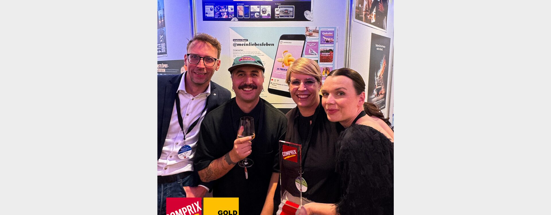 Vier Personen aus dem Team Somengo und Diemar Jung Zapfe mit dem Comprix Gold Award für kreative Healthcare-Kommunikation in der Hand für den Kanal meinliebesleben von Jenapharm