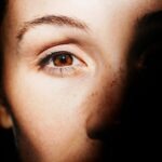 Nahaufnahme des Gesichts einer Frau mit Betonung auf ein Auge für die Woche des Sehens