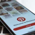 Smartphone mit der geöffneten Pinterest App