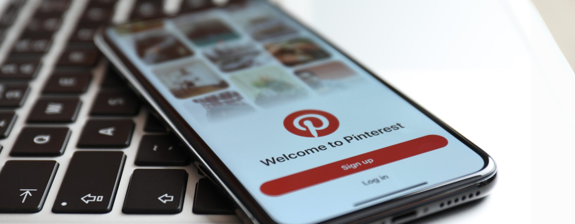 Smartphone mit der geöffneten Pinterest App