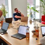 Mitarbeiter der Somengo arbeiten mit KI Experten Jobst Christian Höche an praxisorienztierten Aufgaben