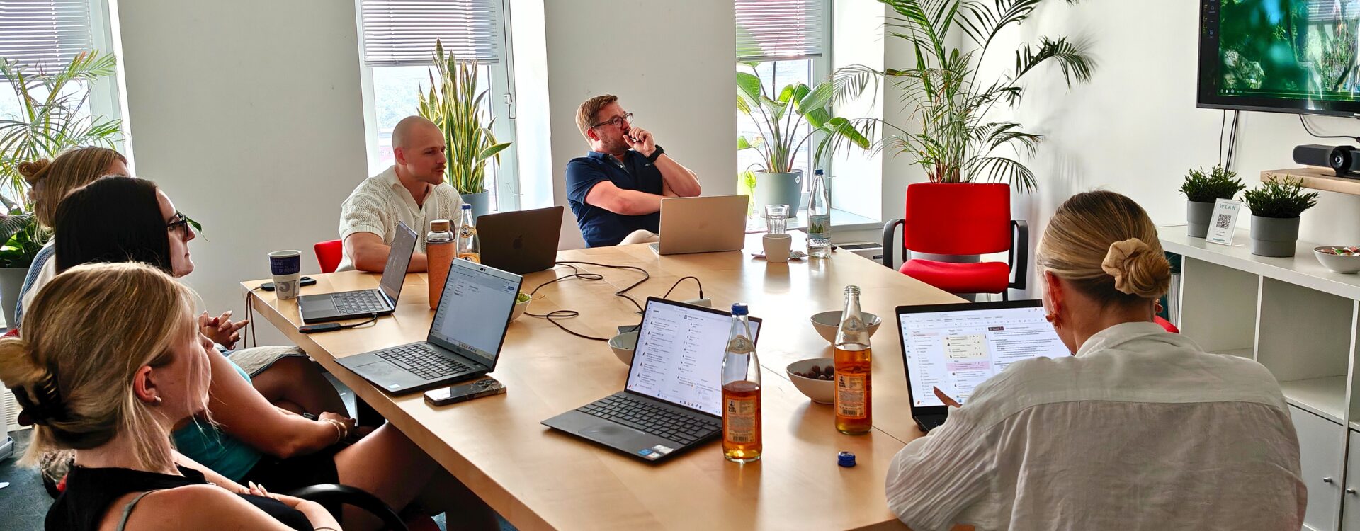 Mitarbeiter der Somengo arbeiten mit KI Experten Jobst Christian Höche an praxisorienztierten Aufgaben