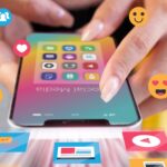 Frauen-Hände mit Smartphone, rundherum Social Media Symbole