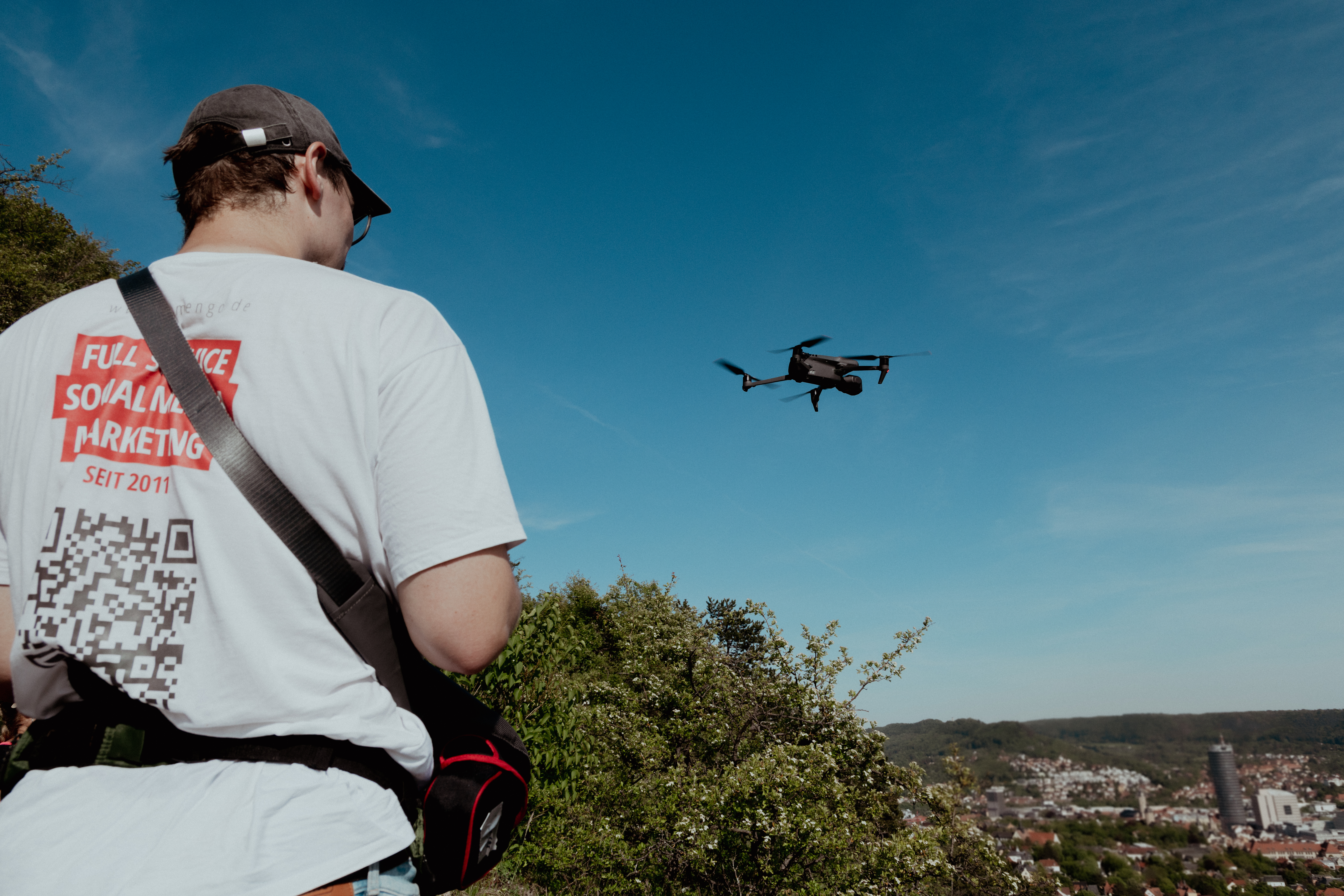 Videographer fliegt mit der Drohne