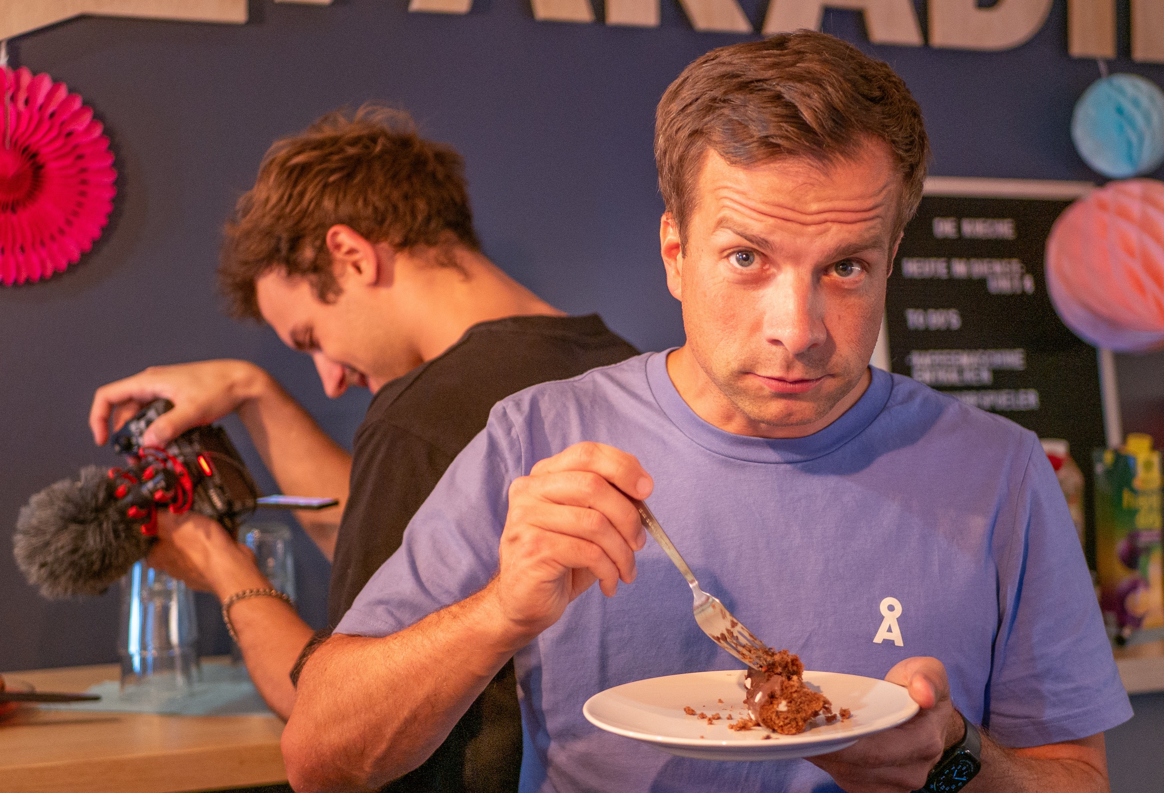 Chef der Somengo isst Kuchen