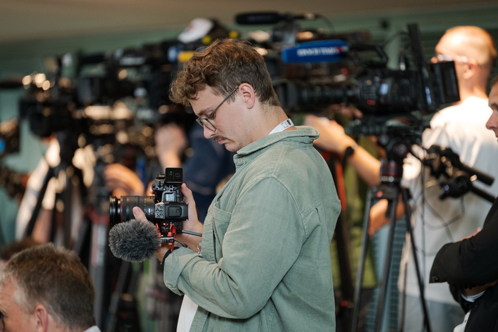 Leon auf Dreh zwischen einer Menge an Presse