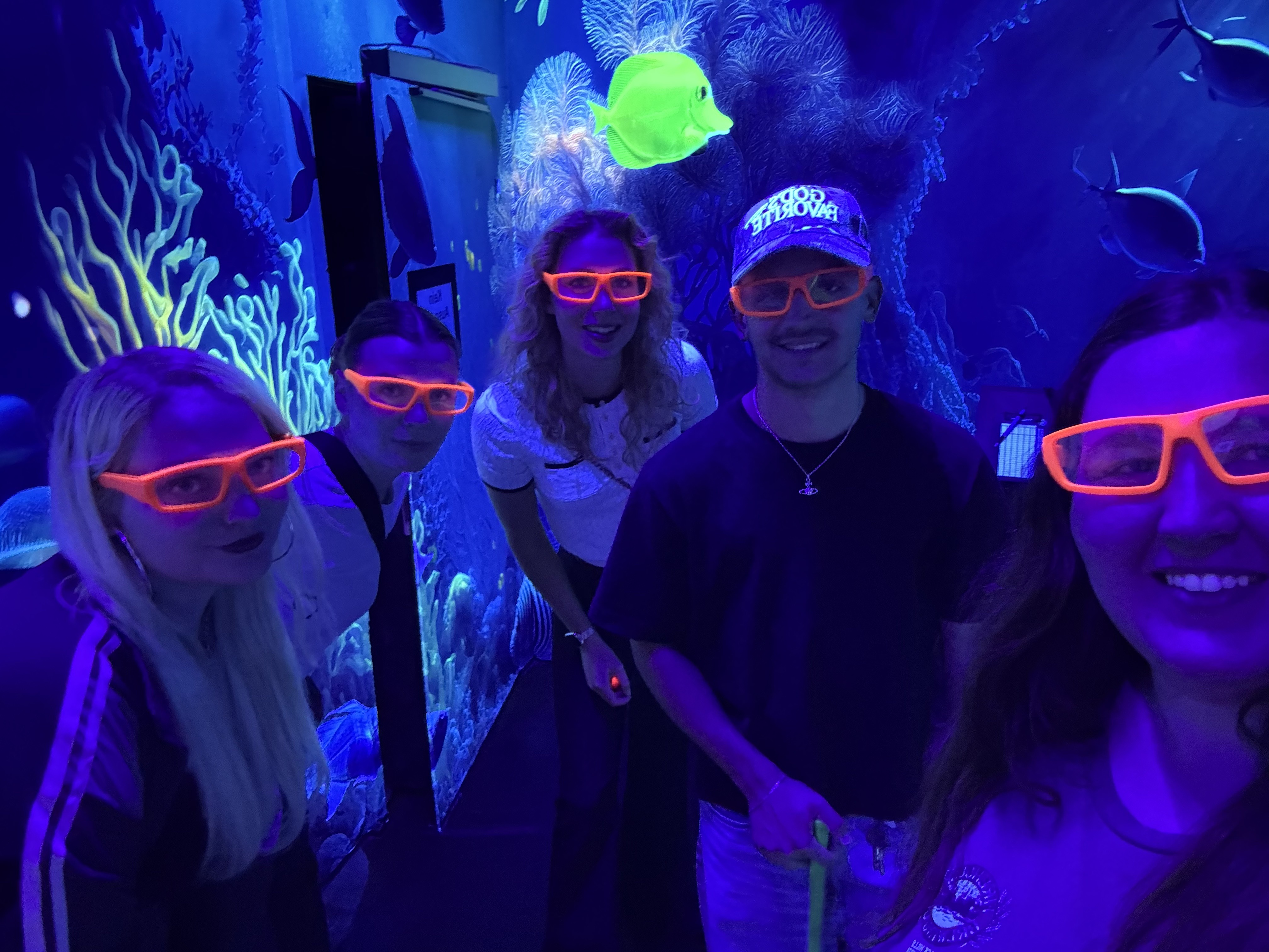 Somengos beim Teamevent zum Schwarzlichtminigolf