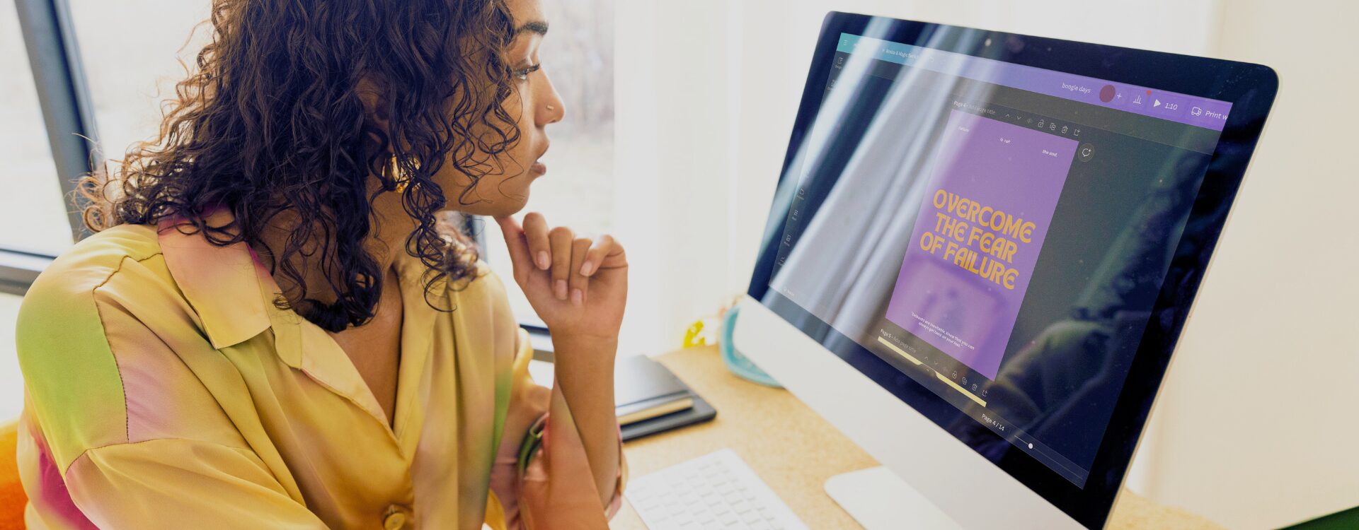 Frau arbeitet an PC mit Canva-Programm